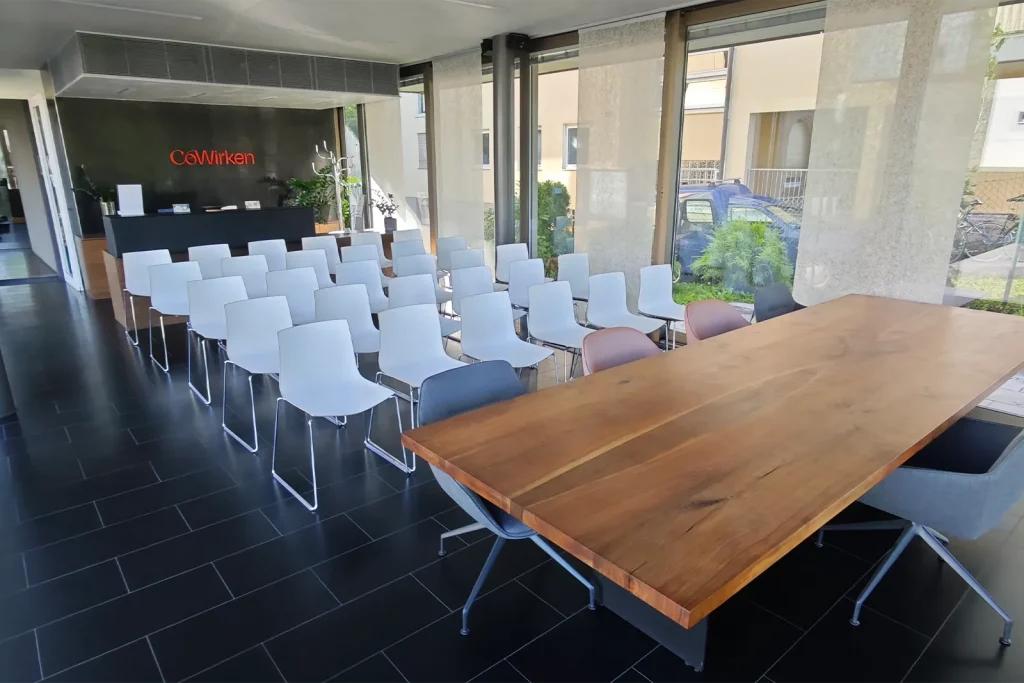 Vorbereiteter Trauraum im CoWirken Schorndorf mit Bestuhlung für bis zu 30 Gäste und hellem Ambiente für standesamtliche Hochzeiten.