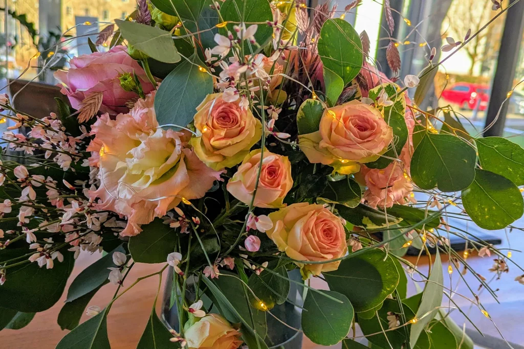 Hochzeitsdekoration mit Blumen und Lichterkette in der Traulocation CoWirken in Schorndorf.