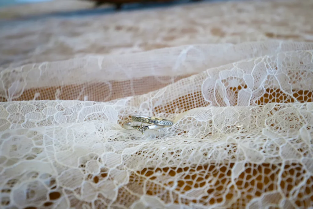Zwei Eheringe auf heller Spitze als Detailaufnahme einer Hochzeit in Schorndorf.